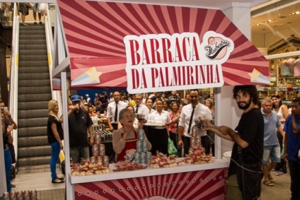 Itubaína apresenta“Barraca da Vovó Palmirinha” em ação no mercadão