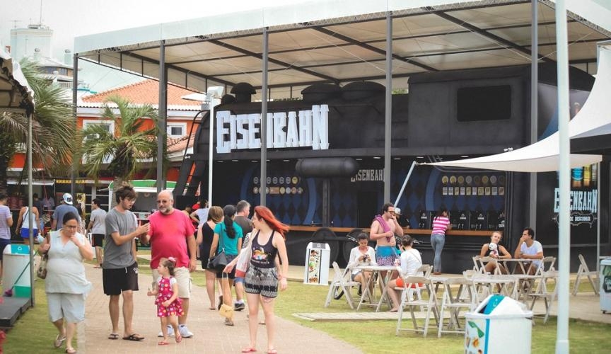 Eisenbahn instala bar locomotiva em Jurerê Internacional