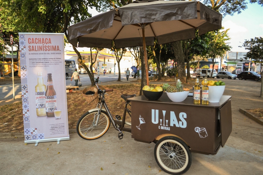 Natique aposta em ação com food bike para lançamento da cachaça Saliníssima