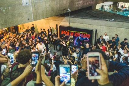 Show do Capital Inicial em metrô ativa o RiR Card