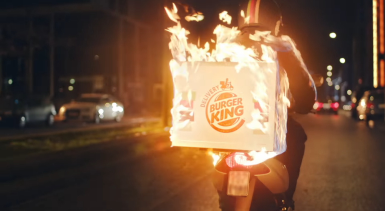 BK na Alemanha mostra que seus lanches são grelhados na chama BK na Alemanha mostra que seus lanches são grelhados na chama