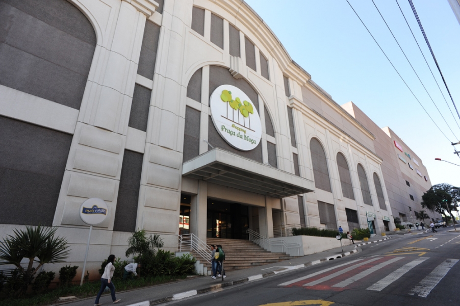 Papai Noel chega ao Shopping Praça da Moça em carreata de Jeeps