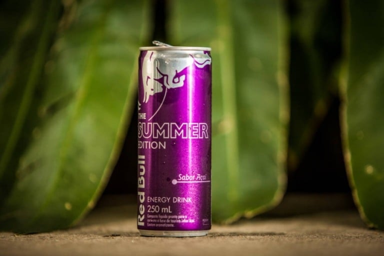 Red Bull lança novo sabor açaí em campanha por um verão autêntico