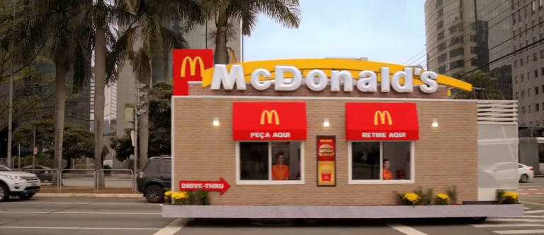 McDonald´s surpreende e leva drive-thru até motoristas