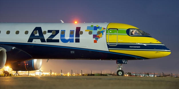 Avião da Azul com as cores do capacete de Ayrton Senna voa para os Jogos do Rio de Janeiro