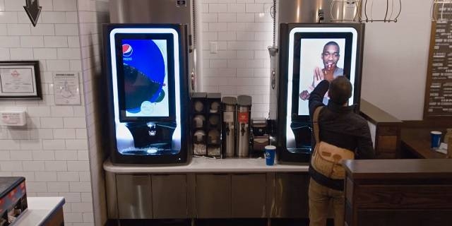Pepsi surpreende clientes com 'máquina de refrigerantes falante'
