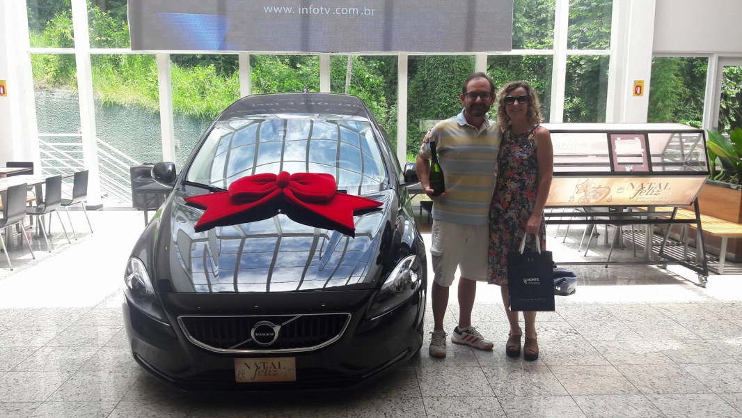 Moradores de Blumenau e Gaspar ganham carros Volvo V40 sorteados pelo Neumarkt e Norte Shopping