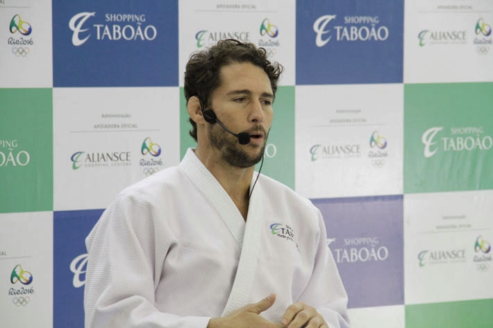 Flávio Canto dá aula de judô no Shopping Taboão