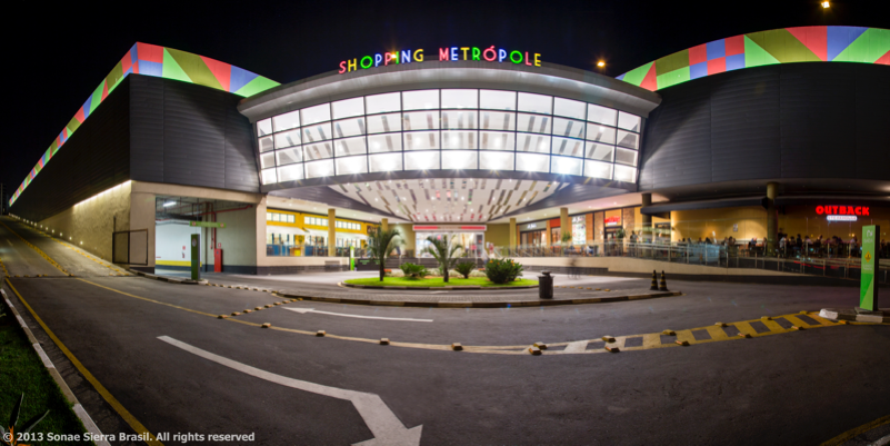 Crianças podem brincar em piscina gigante de bolinhas no Shopping Metrópole