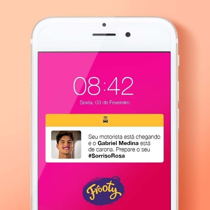 Frooty arma carona com Gabriel Medina e distribui creme de pitaya em São Paulo Frooty arma carona com Gabriel Medina e distribui creme de pitaya em São Paulo