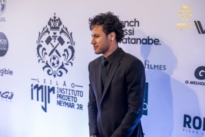 Instituto Neymar Jr. vai leiloar uniformes autografados