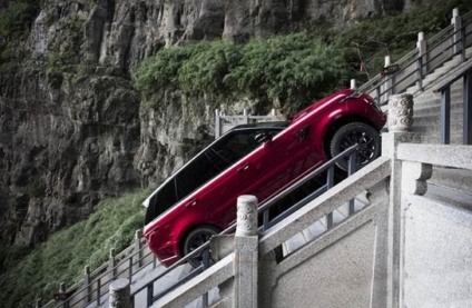 Range Rover Sport sobe 999 degraus