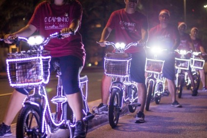 Lev promove pedalada com bikes iluminadas