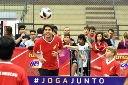 Kaká faz festa com crianças no "Nescau Joga Junto"