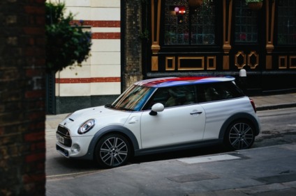 Mini marca presença no 'casamento real'