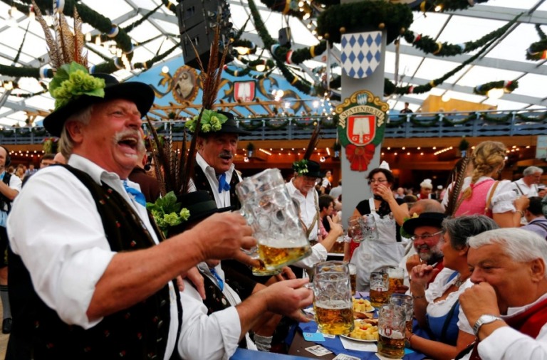 Brahma realiza evento para celebrar rótulo "Oktoberfest"