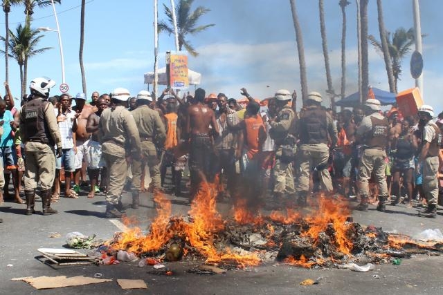 Ambulantes fazem protesto e fecham circuito em Salvador 