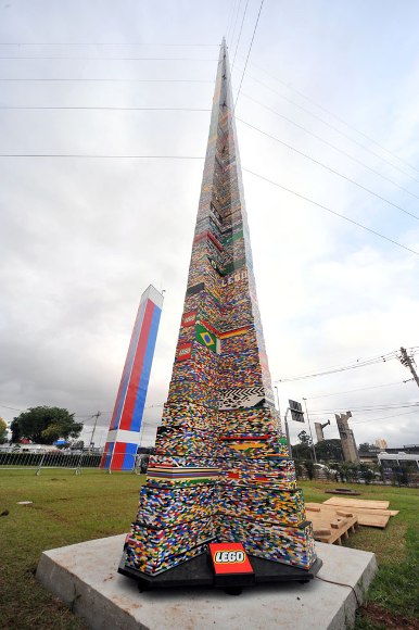 Público é convidado para desmontagem da Lego Tower