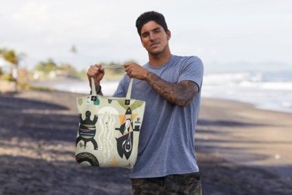 Gabriel Medina cria ecobag em parceria com Corona e Parley