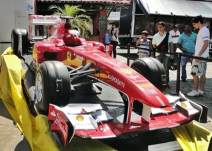 Shell expõe Ferrari em posto e faz sucesso em Muriaé