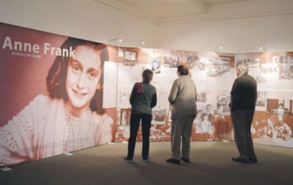 Manauara recebe mostra sobre Anne Frank