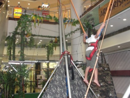 Arvorismo nas férias da garotada no Ilha Plaza Arvorismo nas férias da garotada no Ilha Plaza