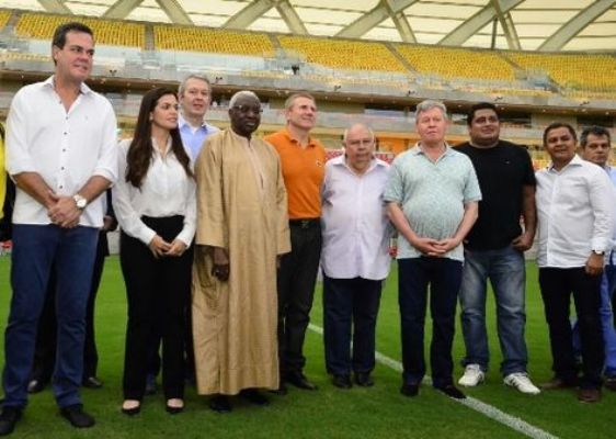 Autoridades e membros do COI visitam a Arena da Amazônia.