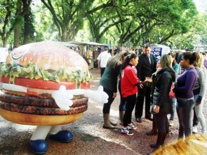 Hambúrguer e Sundae gigantes promovem Burguer King