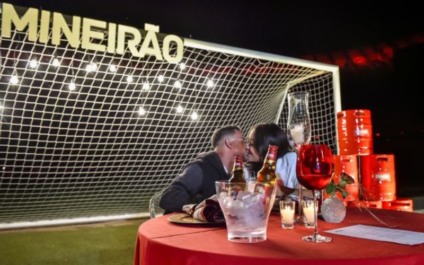 Casal de torcedores ganha jantar surpresa no gramado do Mineirão