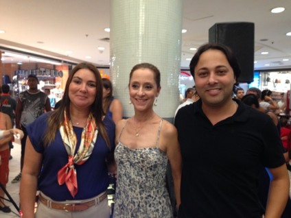 Ana Botafogo recebe homenagem de estudantes de ballet 