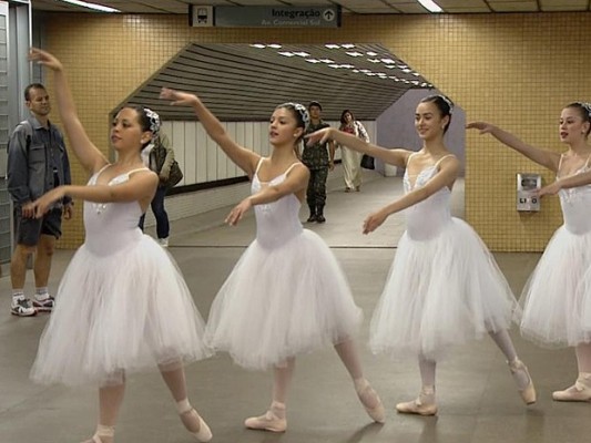 Bailarinos invadem metrôs do Distrito Federal