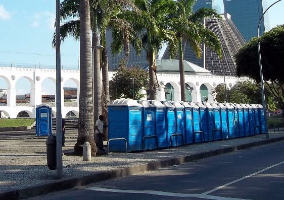 Os banheiros químicos são instalados na cidade quando da realização de grandes eventos (Foto: By caoscarioca.com.br).