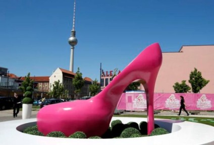 A giant shoe is pictured outside a life-size “Barbie Dreamhouse” of Mattel’s Barbie dolls in Berlin, May 15, 2013. The life-sized house, covering about 1,400 square metres offers visitors to try on Barbie’s clothes in her walk-in closet, tour her living room and her kitchen. REUTERS/Fabrizio Bensch (GERMANY – Tags: ENTERTAINMENT SOCIETY TPX IMAGES OF […]