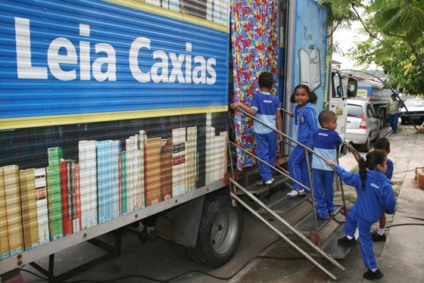 Biblioteca Móvel incentiva a leitura no Caxias 