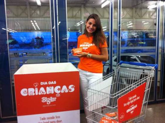 Promotoras estão a postos incentivando os clientes para que doem brinquedos.