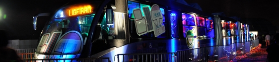 Maior ônibus do mundo é utilizado para balada