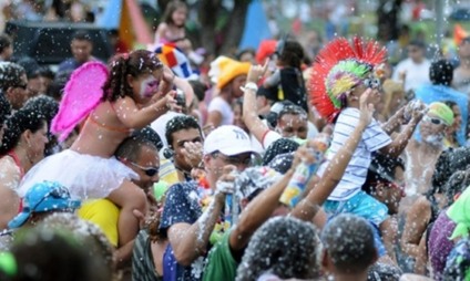 20/02/2012. Crédito: Janine Moraes/CB/D.A. Press. Brasil. Brasília – DF. Carnaval 2012. Foliões durante o bloco Baratinha no Parque da Cidade.