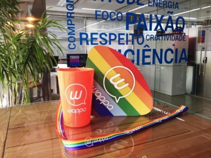 Wappa distribui copos e leques customizados na Parada LGBTQI+