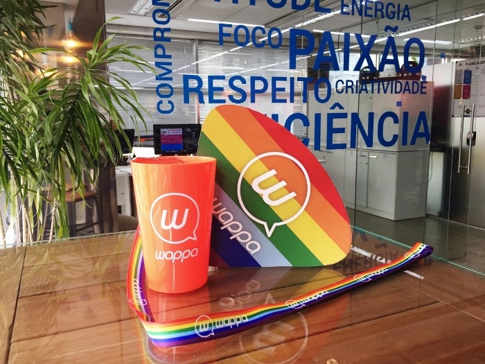Wappa distribui copos e leques customizados na Parada LGBTQI+
