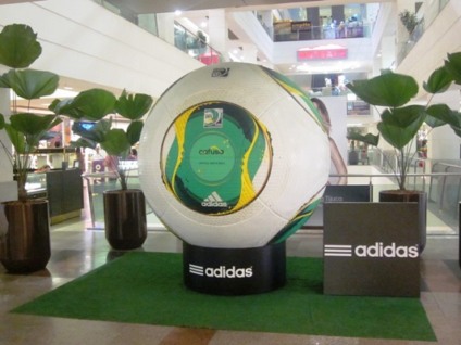 Adidas traz Cafusa gigante ao Shopping Tijuca