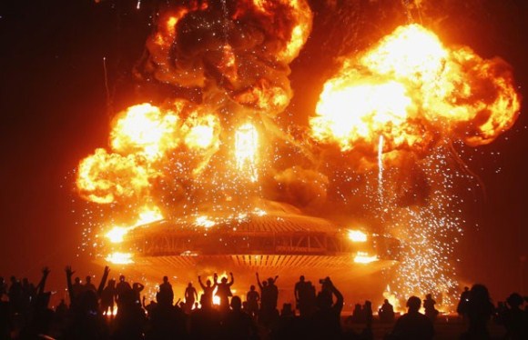 Imagem mostra parte do festival Burning Man, que hoje pede doações para sobreviver