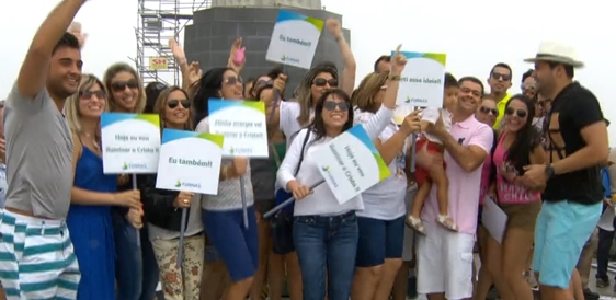 Visitantes geram energia para iluminar Cristo Redentor