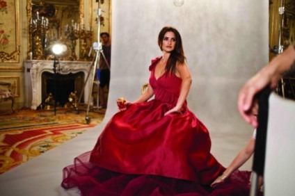 Penelope Cruz é a estrela do Calendário Campari