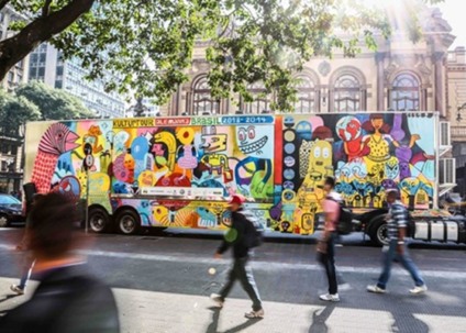 Caminhão "KulturTour" estaciona em Florianópolis