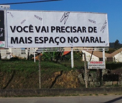 Roupas e varal em outdoor é ideia da Sal