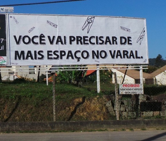 Roupas e varal em outdoor é ideia da Sal