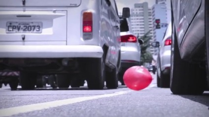 Bexigas mostram poluição produzida por carros