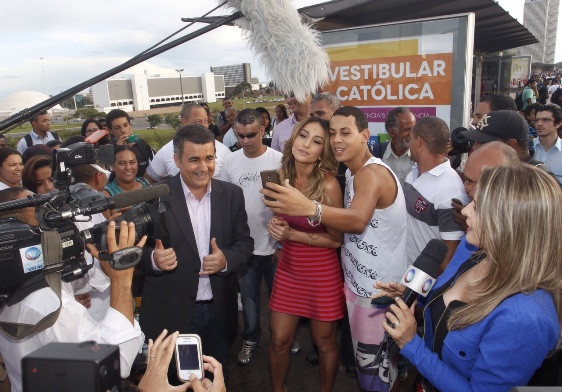 Sabrina Sato causa alvoroço na Rodoviária de Brasília