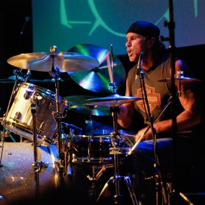 Baterista do Red Hot Chili Peppers dá aula para fãs