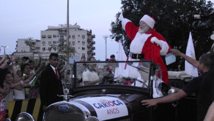 Papai Noel chega de carro antigo em centro de compras